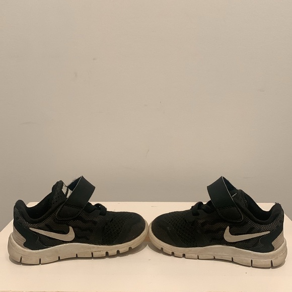 Nike black and white free 5.0 running shoes. Size 5C. - Picture 4 of 6